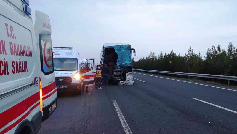 Şanlıurfa’da yolcu otobüsü tırla çarpıştı: 10 yaralı