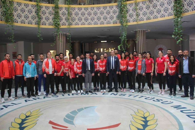 Türkiye Atletizm Federasyonu Başkanı Çınar, Milli Takım sporcularını ziyaret etti
